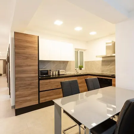 Golden Flat In San Pawl-hosted By Sweetstay